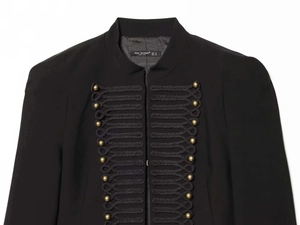 Gros plan sur blazer militaire noir avec boutons dorés et détails de brandebourgs ornés
