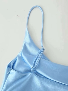 Détail de la robe en satin bleu clair avec bretelles réglables et fermeture éclair invisible