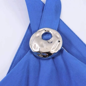 Robe dos nu bleu foncé avec anneau métallique argenté martelé sur la bandoulière