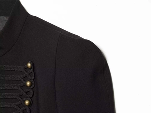 Détail d'épaule de veste militaire avec boutons dorés et broderie de corde tressée