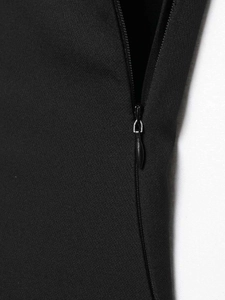 Gros plan sur la fermeture éclair invisible noire et le tissu tissé de la robe