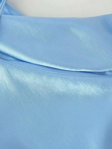 Détail macro du tissu en satin bleu clair avec double couture de haute qualité