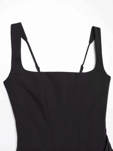 Détail de la robe noire avec bretelles réglables et tissu en crêpe texturé fin