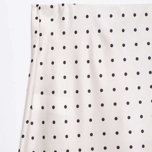 Gonna in raso a pois con elegante trama in seta beige e motivi a puntini neri