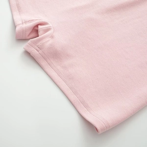 Detailansicht der hellrosa gerippten Stricktextur und der hochwertigen Kantennähte