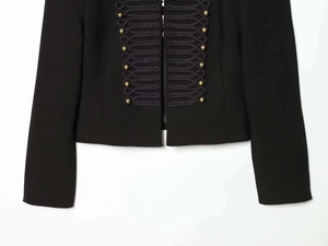 Détail d'une veste militaire noire avec boutons dorés et broderies de cordons ornés