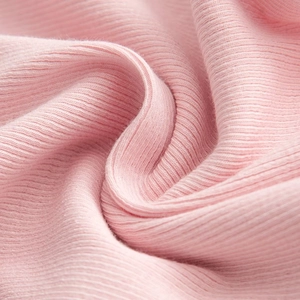 Detailaufnahme von weichem rosa Rippstrickgewebe mit elastischer Textur für Jumpsuits