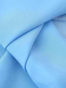 Macro d'un tissu bleu clair avec une texture d'armure toile fine et un fini lustré