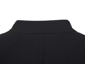 Gros plan du col montant d'un blazer noir texturé avec des finitions de couture soignées