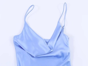 Detail eines hellblauen Satin-Minikleides mit Wasserfall-Ausschnitt und Spaghettiträgern