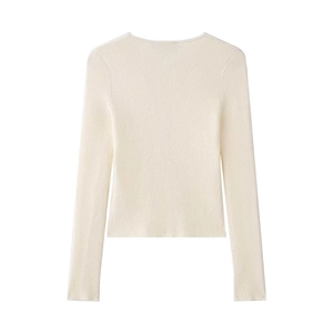 Vue arrière d'un pull en maille côtelée beige à manches longues et col rond élégant
