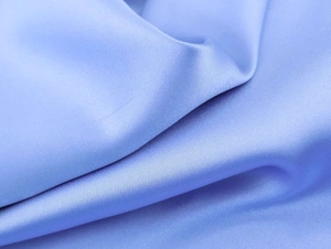 Detailansicht der glatten Satinstruktur und des hellblauen seidenartigen Glanzes