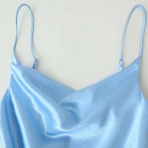 Robe nuisette élégante en satin bleu clair avec col bénitier et fines bretelles