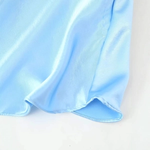 Robe nuisette en satin bleu clair avec col bénitier et ourlet sirène élégant