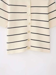 Détail du cardigan rayé avec boutons dorés embossés et texture en maille premium