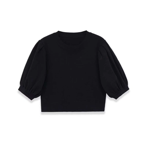Klassisches schwarzes Strickoberteil mit Rundhalsausschnitt und eleganten Puffärmeln