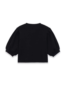 Detailansicht der Rückseite eines schwarzen Strickoberteils mit eleganten Puffärmeln