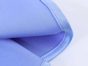 Detail aus helllila Satinstoff mit ordentlicher Kantennaht und glatter Textur