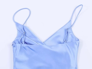 Detail eines hellblauen Satin-Kleides mit verstellbaren Trägern und einem V-Ausschnitt