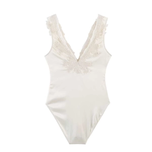 Elegante body in raso avorio con scollo a V e ricamo in pizzo floreale da donna