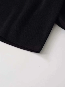 Nahaufnahme der schwarzen Rippstrickbündchen und der hochwertigen Stoffstruktur
