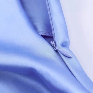 Hellblaues Satin-Minikleid mit asymmetrischem Saum und nahtlosem verdecktem Reißverschluss