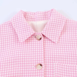 Rosa-weiße Tweedjacke mit Karomuster, Reverskragen und Knöpfen in Marmoroptik
