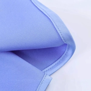 Kurzes Satin-Kleid in Hellviolett mit asymmetrischem Saum und feinen Kantendetails