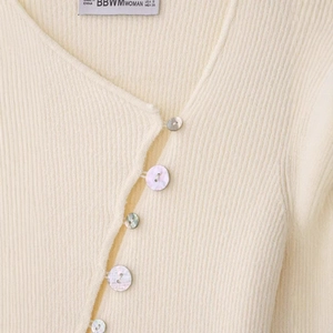 Gilet en maille côtelée blanc cassé pour femme avec col en V et boutons nacrés