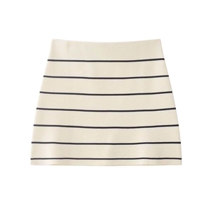 Mini-jupe en tricot à rayures blanc cassé et noir avec une coupe ajustée à taille haute