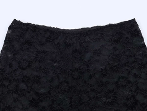 Détail de la dentelle florale noire sur l'ensemble deux pièces pour femmes