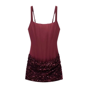 Robe à paillettes rouge foncé avec fines bretelles et détails de corset structuré