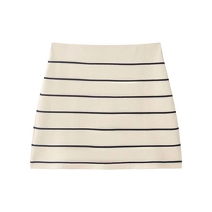 Détail d'une mini-jupe en maille rayée avec taille haute élastique et texture douce
