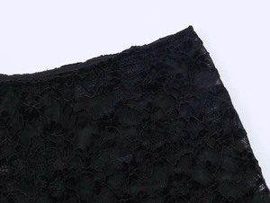 Gros plan détaillé sur la dentelle florale de cet ensemble deux pièces noir d'été