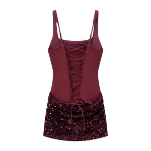 Mini robe bordeaux à sequins avec dos nu et fines bretelles croisées à lacets à l'arrière