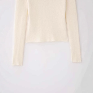 Gilet en maille côtelée beige pour femme avec boucle asymétrique style automne chic