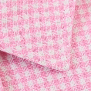Detailaufnahme der rosa-weißen Hahnentritt-Tweed-Struktur und der hochwertigen Nähte
