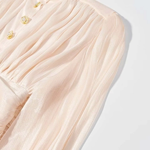 Robe plissée beige élégante avec boutons roses dorées et détails de perles