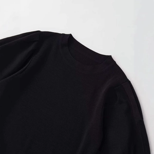 Damen Strickoberteil in Schwarz mit Rundhalsausschnitt und eleganten Puffärmeln Design