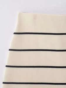 Gros plan de la maille texturée sur une mini-jupe à rayures crème et noires