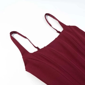 Détail d'une robe en crêpe bordeaux avec bretelles réglables et coutures style corset