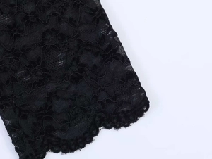 Gros plan détaillé sur un tissu en dentelle florale noire avec texture ajourée