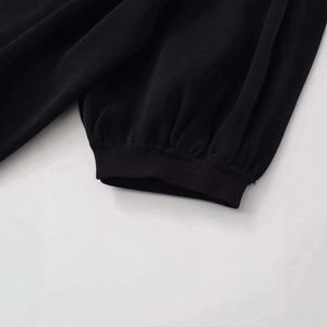 Damen Strickoberteil in Schwarz mit eleganten Puffärmeln und gerippten Bündchen