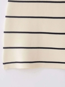 Détail en gros plan de la texture du tissu en maille fine à rayures crème et bleu marine