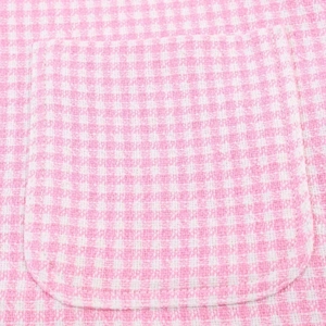 Nahaufnahme von rosa-weißem Hahnentritt-Stoff mit runder aufgesetzter Tasche