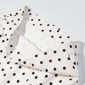 Détail de la taille d'une jupe à pois avec fermeture éclair invisible et étiquette S