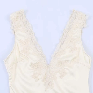 Elegante body in raso con scollo a V e delicato pizzo floreale in colore crema