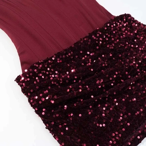 Vue macro détaillée des paillettes bordeaux et de la texture du tissu côtelé