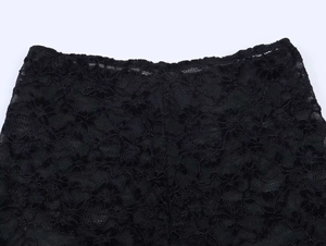 Vue détaillée des motifs en dentelle florale et de la taille élastique du pantalon noir