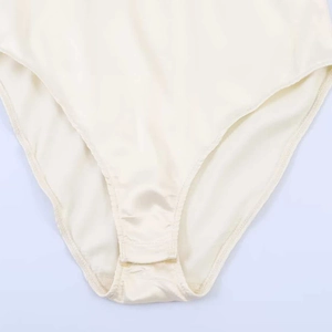 Body in raso beige da donna con trama setosa e pratica chiusura con bottoni a pressione